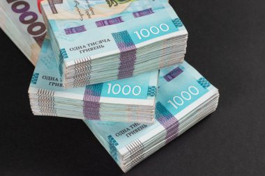 Masada bir paket Hryvnias var. Finansal konsept. Ukrayna parası. Koyu arkaplanda 1000 hryvnia