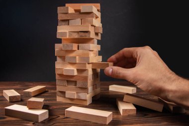 Planlama, risk ve iş, iş adamı ve mühendis bir kule üzerinde ahşap blok yerleştirme kumar strateji.