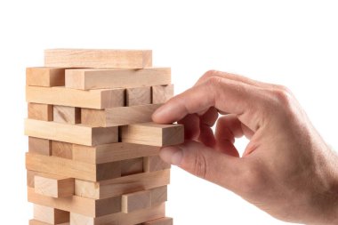 Yaklaş adamım, tahta bloklardan kuleye doğru bir blok git..