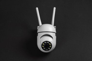 Karanlık arka planda modern kablosuz güvenlik kamerası.