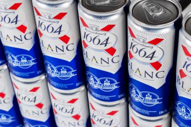 Dnipro, Ukrayna, 13 Ekim 2023 Kronenbourg 1664 Blanc bira kutusu. Fransız birası. Hipermarkette indirim..