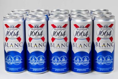 Dnipro, Ukrayna, 13 Ekim 2023: Kronenbourg 1664 Blanc marka alüminyum bira kutuları beyaz arka planda Carlsberg Grubu 'na aittir..