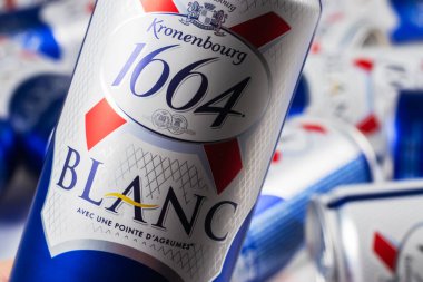 Dnipro, Ukrayna, 13 Ekim 2023:: Bira kutularında Blanc logosu. 1664 Blanc, Fransız bira fabrikası Kronenbourg 'dan dünya çapında ihraç edilen buğday birasıdır.