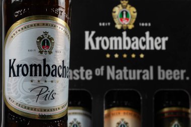 Dnipro, Ukrayna, 18 Ekim 2023: Krombacher Pils logo arkaplanındaki bira fabrikası Krombacher bira fabrikası 1803 yılında Almanya 'da kuruldu..