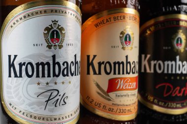 Dnipro, Ukrayna, 18 Ekim 2023 Krombacher Weizen Pils Dark Birası. Krombacher bira fabrikası 1803 'te Almanya' da kuruldu..