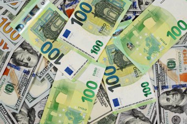 Çok sayıda 100 dolar ve 100 avroluk banknotlar.