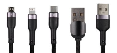 Beyaz arka planda telefon şarj kabloları. Farklı usb şarj prizleri. USB tip C, Micro USB, Usb yıldırımı.