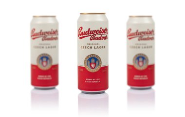 Dnipro, Ukrayna 14 Kasım 2023: Alüminyum Budweiser Budvar beyaz arka planda bira kutusu. Budweiser, Budweiser Budvar tarafından Çek Cumhuriyeti 'nde yapılmıştır.