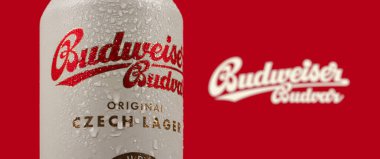 Dnipro, Ukrayna 14 Kasım 2023: Budweiser Çek birası damlalı bir teneke kutuda.