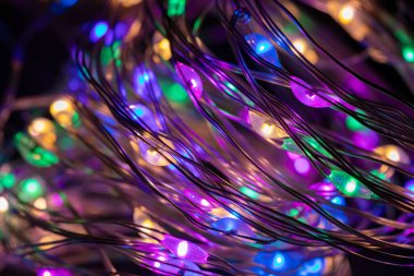 Işıklı ve bedava metin alanlı bir Noel arkaplanı. Noel ışıkları sınırda. Ahşap arka planda parıldayan renkli Noel ışıkları. Yeni yıl. Noel zamanı. Dekorasyon. Çelenk.