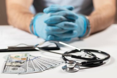 Doktor kelepçe ve para ile. Tıbbi suç.
