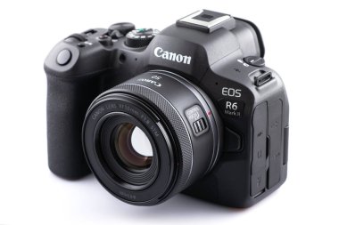 Dnipro, Ukrayna 29 Kasım 2023: Beyaz zemin üzerinde Canon EOS R6 mark II kamera. Canon 'un yeni aynasız kamerası.