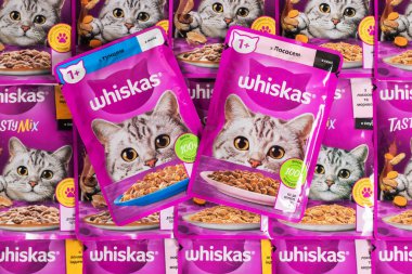 Dnipro, Ukrayna - 4 Ağustos 2023: Süpermarket raflarında satılmaya hazır çeşitli Whiskas kedi mamaları. Arka planda kedi maması