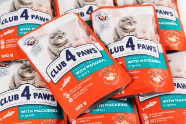 Dnipro, Ukrayna - 4 Ağustos 2023: Klüp 4 Paws kedi maması paketleri