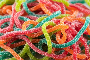 Şekerle serpiştirilmiş spagetti şeklinde çok renkli jöle şekerler. Kapat..