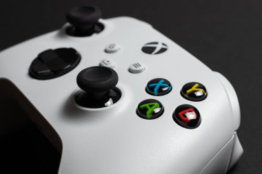 Xbox Serisi S oyun kontrolörü - 30 Ağustos 2023 - Dnipro, Ukrayna.