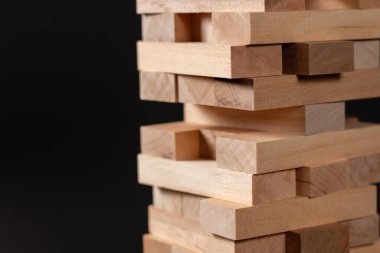 Closeup ahşap bloklar kuleden bir blok almak