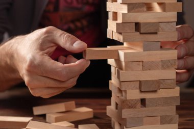 Planlama, risk ve iş, iş adamı ve mühendis bir kule üzerinde ahşap blok yerleştirme kumar strateji.