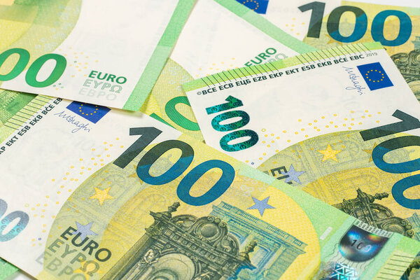 много банкнот 100 евро, европейская валюта, концепция доходов и инфляции.