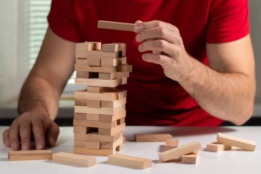 Planlama, risk ve iş, iş adamı ve mühendis bir kule üzerinde ahşap blok yerleştirme kumar strateji.