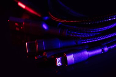 Farklı USB şarj eklentileri koyu arkaplanda izole edildi. USB tip C, Micro USB.