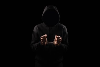 Bilgisayar korsanı kelepçeli. Siber suç.