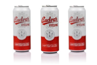 Dnipro, Ukrayna 06 Ocak 2023: Budvar Vycepni bira kutusu. Budweiser Budvar, Çek Cumhuriyeti 'nin Ceske Budejovice kentinde bir bira fabrikasıdır..