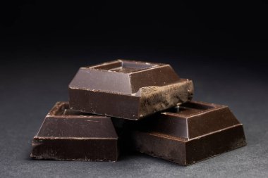 Koyu çikolata yığını, cips ve toz. Yakın çekim..