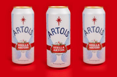 Ukrayna. Dinyeper. 11 Aralık 2023 Büyük Belçika birası Stella Artoiswith kırmızı arka planda Yeni Yıl tarzında damlıyor. Belçika Birası Bira Kutusu.