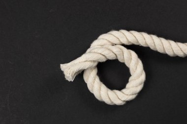 Koyu arkaplanda bej halat.