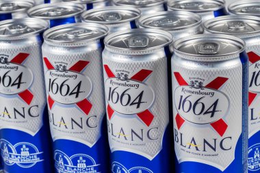 Dnipro, Ukrayna, 13 Ekim 2023 Kronenbourg 1664 Blanc bira kutusu. Fransız birası. Hipermarkette indirim..