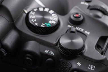 Dnipro, Ukrayna 29 Kasım 2023: Canon EOS R6 işaret II kamera, kapatın. Canon 'un yeni aynasız kamerası.