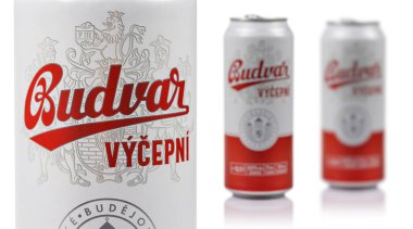 Dnipro, Ukrayna 06 Ocak 2023: Budvar Vycepni birası beyazın üzerine kapanabilir. Budweiser Budvar, Çek Cumhuriyeti 'nin Ceske Budejovice kentinde bir bira fabrikasıdır..