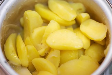 Kasede yağlı haşlanmış patates..