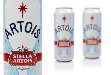 Ukrayna. Dinyeper. 11 Aralık 2023: Yeni yıl tarzında harika Belçika birası Stella Artois. Belçika Birası Bira Kutusu.