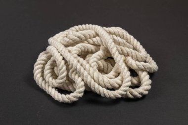 Koyu arkaplanda bej halat.