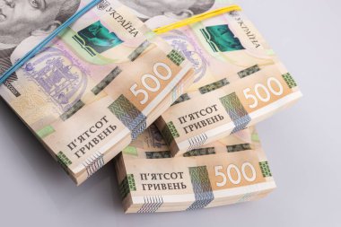 Bir yığın Ukrayna parası Hryvnia. Grivna, Hryvna ve 500 banknot..