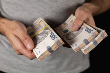 Adam elinde bir yığın Hryvnia tutuyor. Ukrayna parası. İş konsepti. 500 Hryvnia banknotu.