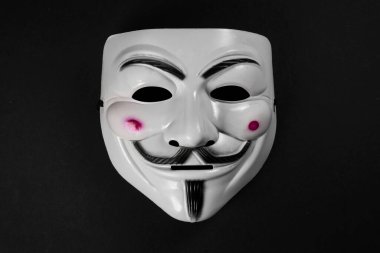 Dinyeper. Ukrayna 30 Ocak 2024: Karanlık arka planda Vendetta maskesi. Bu maske, Anonymous adlı çevrimiçi hacktivist grubun iyi bilinen bir sembolü..