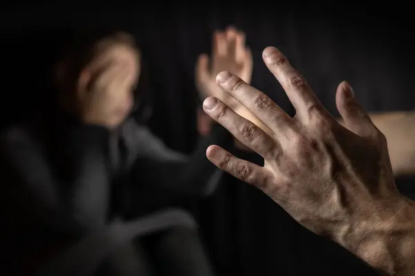 Aile içi şiddet. Baba elini kaldırarak çocuğu tehdit eder.,