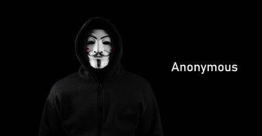 Dinyeper. Ukrayna 31 Ocak 2024: Vendetta maskeli adama yaklaş. Bu maske, Anonymous adlı çevrimiçi hacktivist grubun iyi bilinen bir sembolü..