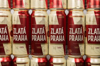 Dnipro, Ukrayna - 21 Şubat 2024: Zlata praha Çek birası teneke bir alüminyum kutuda