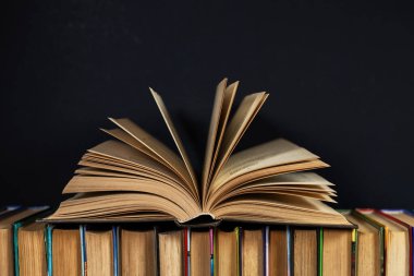 Kitaplarla ilgili eski kitapları aç. Koyu arkaplan.