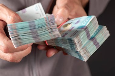 Ukrayna parası elinde tutan adam 1000 Hryvnia banknotu. Yakın çekim.