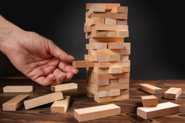 Planlama, risk ve iş, iş adamı ve mühendis bir kule üzerinde ahşap blok yerleştirme kumar strateji.