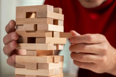 Planlama, risk ve iş, iş adamı ve mühendis bir kule üzerinde ahşap blok yerleştirme kumar strateji.