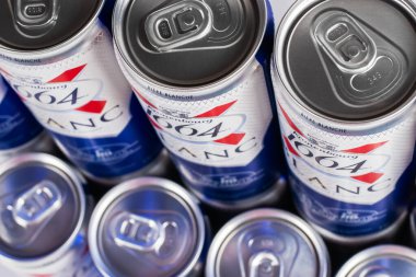 Dnipro, Ukrayna, 13 Ekim 2023 Kronenbourg 1664 Blanc bira kutusu. Fransız birası. Hipermarkette indirim..