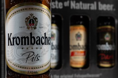 Dnipro, Ukrayna, 18 Ekim 2023 Krombacher Weizen Pils Dark Birası. Krombacher bira fabrikası 1803 'te Almanya' da kuruldu..