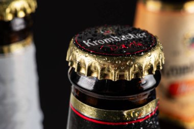 Dnipro, Ukrayna, 18 Ekim 2023, Krombacher buğday şişesi, siyah zemin üzerine damla damlatan koyu bira. Weizen Pils koyu bira. Krombacher bira fabrikası 1803 'te Almanya' da kuruldu.