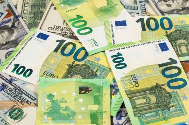 Çok sayıda 100 dolar ve 100 avroluk banknotlar.